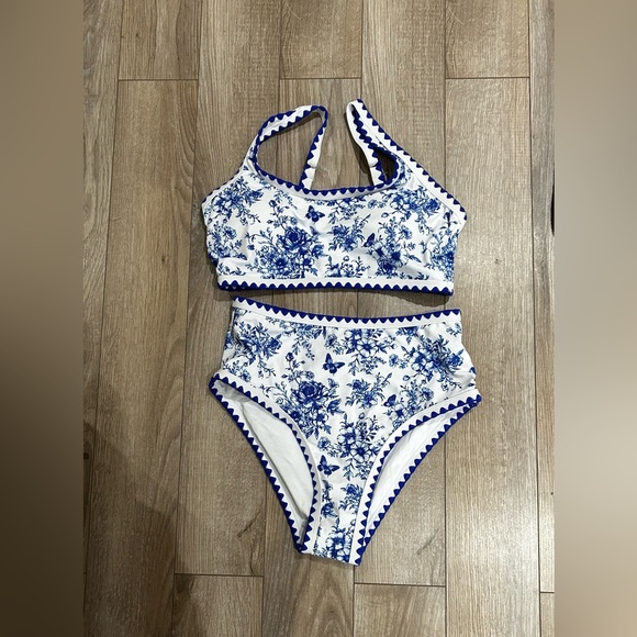 Cupshe Blue and White Floral Bikini - Picture 4 of 4